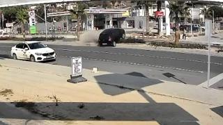 Yayaya çarpan otomobil refüjü aşarak karşı şeride geçti