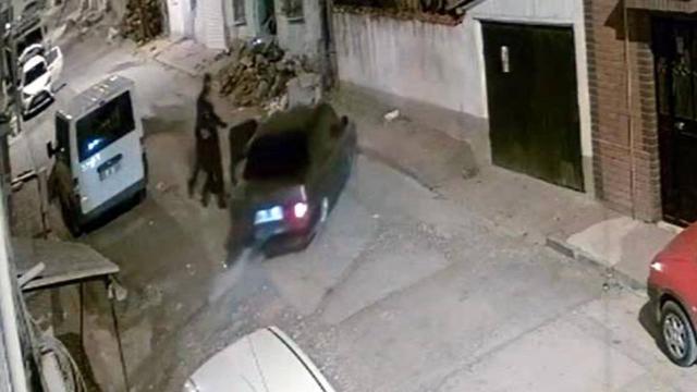 Dur ihtarına uymayan sürücü bekçilerin üzerine araba sürdü