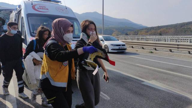 Bursada otobüs ile kamyon çarpıştı: 24 öğrenci yaralı