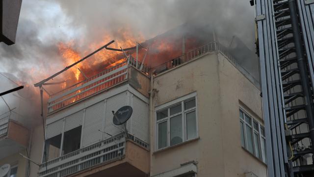 Çanakkalede bir evin çatısında çıkan yangın itfaiye ekiplerince söndürüldü