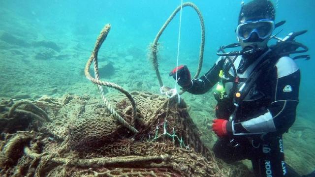 10 ton ağırlığındaki hayalet ağ denizden çıkarılıyor