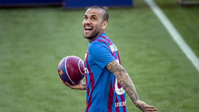 Dani Alves sezon sonuna kadar Barcelonada