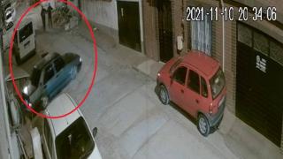 Çalıntı arabayla geri viteste bekçilerden kaçtı