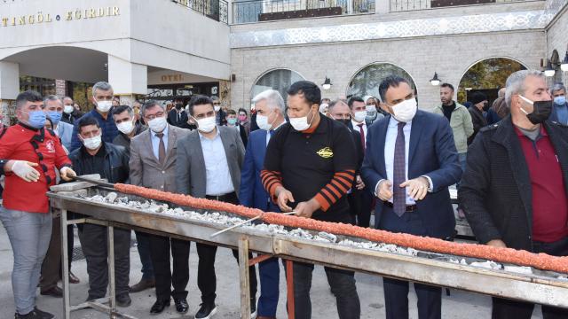 Ispartada, 32 metrelik kebap saniyeler içinde tüketildi