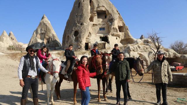 Nevşehir Valisi Becel Kapadokya hayali gerçekleştirilen Vanlı öğrencilerle buluştu