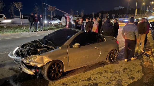 Adıyamanda iki otomobil çarpıştı: 2 yaralı