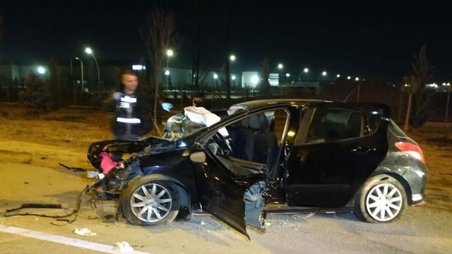 Otomobil, refüjü aşıp karşı şeride geçti: 3 ölü, 3 yaralı