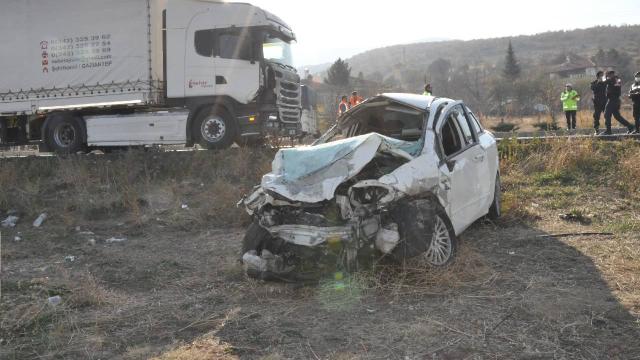 Konyada karşı şeride geçen kamyonet otomobile çarptı: 2 ölü