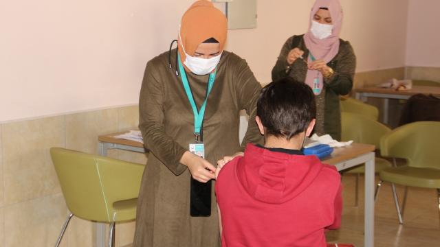 Çankırıda öğrencilere okulda aşı yapıldı