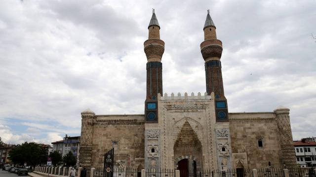 "Mavi medrese" yenilenen yüzüyle kapılarını açtı