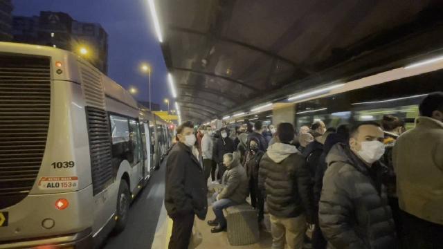 Arızalanan metrobüs nedeniyle durakta yoğunluk oluştu