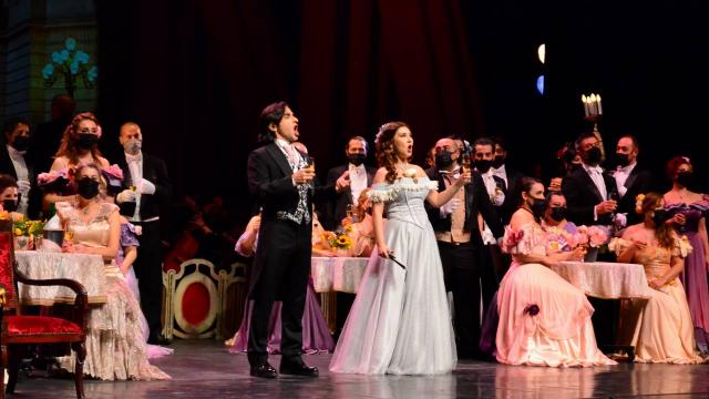 Mersinde "La Traviata" operası sanatseverlerle buluştu