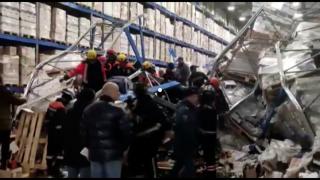 Rusya'da gıda deposundaki raflar çöktü