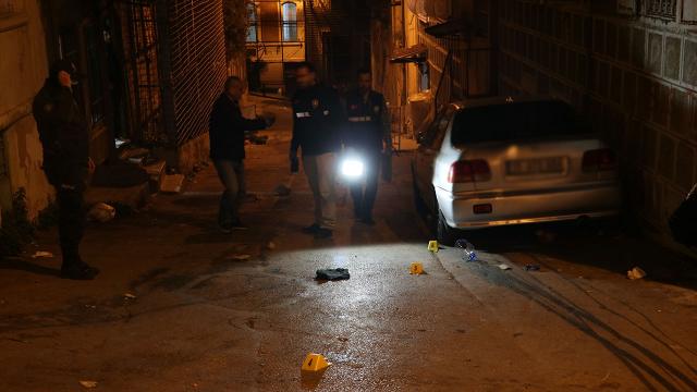 İzmirde yol verme tartışması kanlı bitti: 6 yaralı