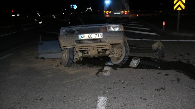 Sivasta iki otomobilin çarpıştığı kazada 3 kişi yaralandı