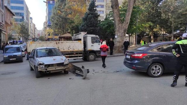 Bilecikte iki otomobil çarpıştı, 1 kişi yaralandı