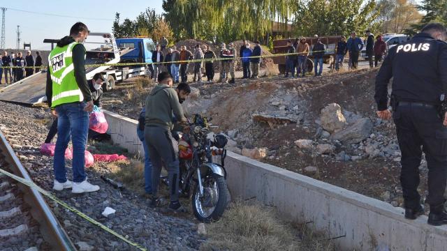 Yük treninin çarptığı 1 kişi öldü, 1 kişi yaralandı