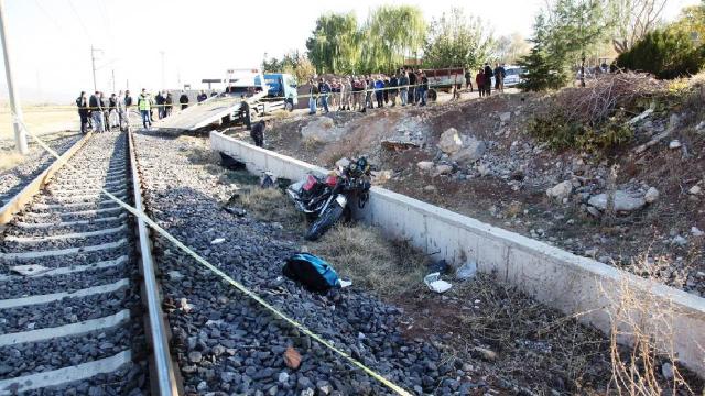 Yük treni motosiklete çarptı: 2 ölü