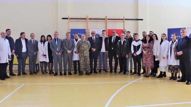 Türk askerinden Kosovada eğitime destek