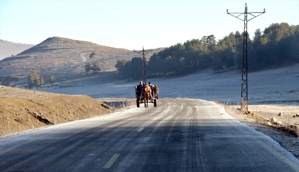 Kars`ta vatandaşlar araçlarını brandayla örttü