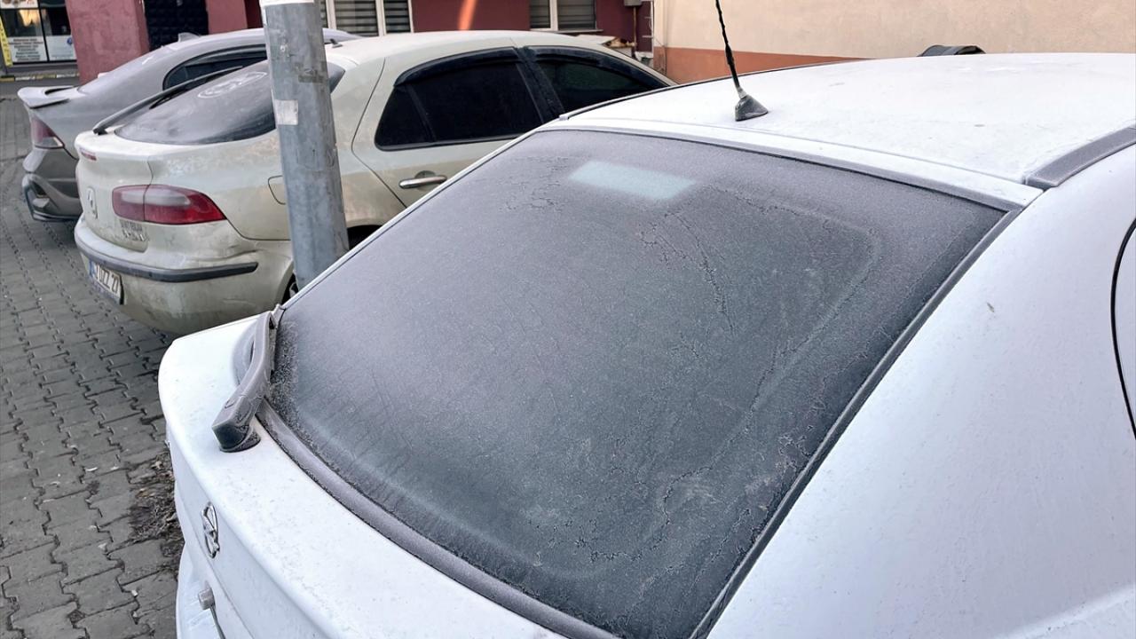 Ardahan`da araç camları buz tuttu
