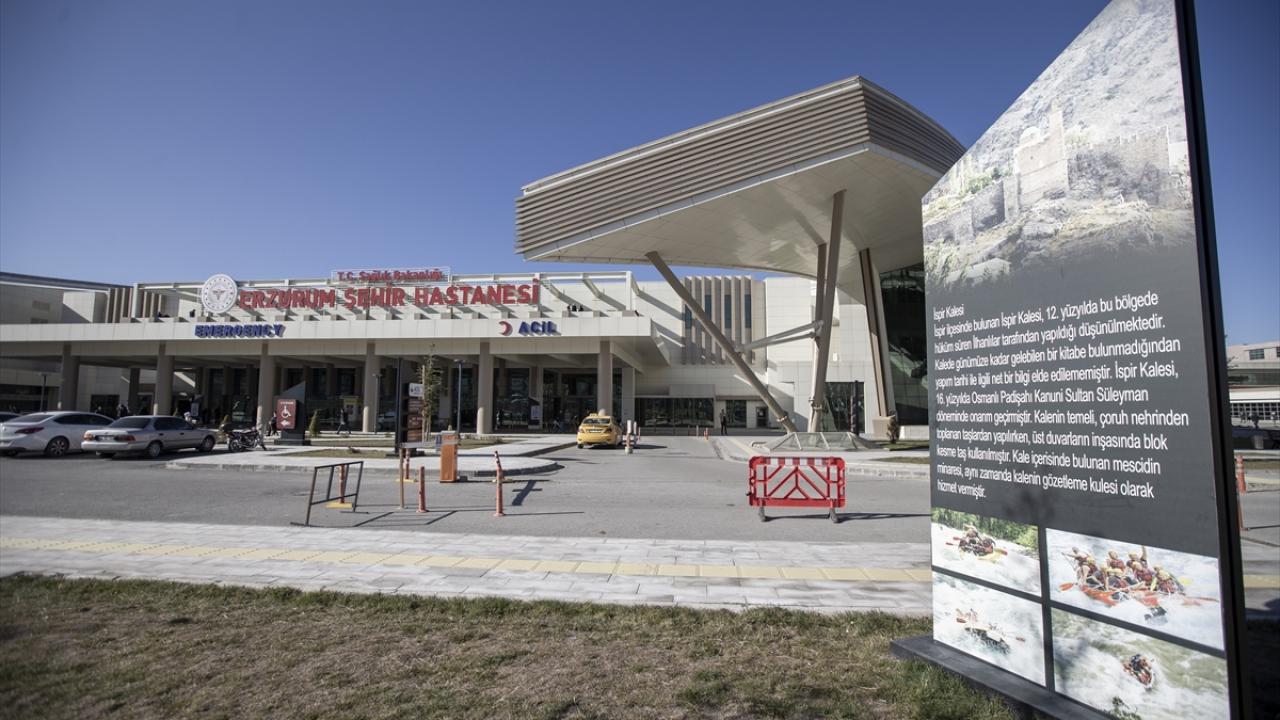 Hastane bahçesinde kentin turistik mekanları da tanıtılıyor