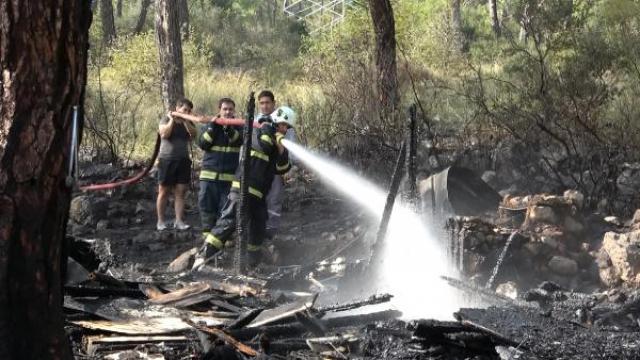 Oğluyla kaldıkları baraka yandı, gözyaşlarına boğuldu