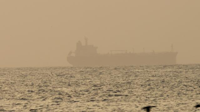 İran Yunan tankerindeki petrole de el koydu