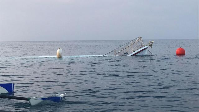 Bodrum açıklarında demirli tekne battı