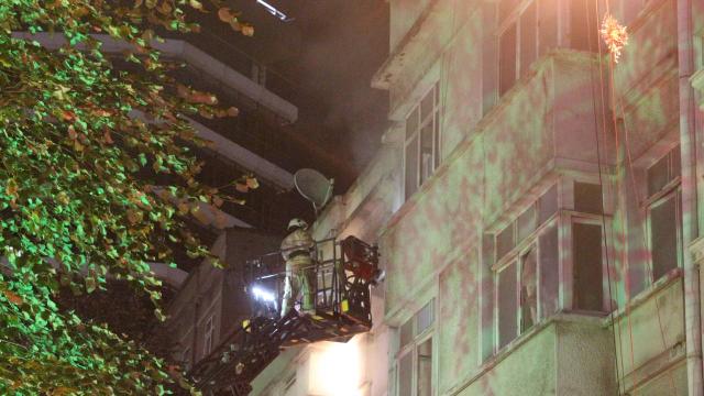 Beyoğlunda 4 katlı binada yangın