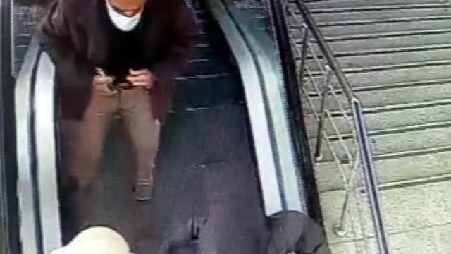 Genç kızın montundan telefonu alarak cebine koydu