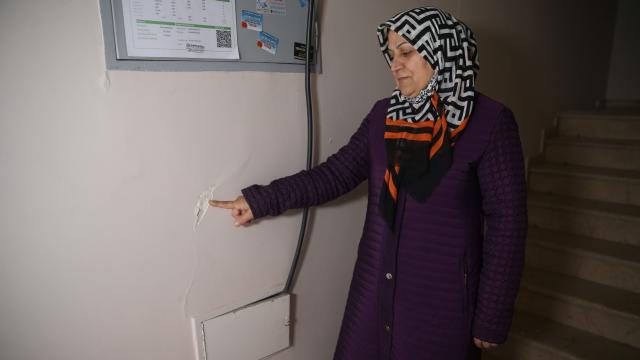 Depremde binaları çatladı, otele yerleştirildiler