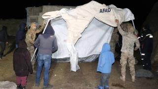 Erzurum'daki depremde evleri hasar görenler için çadır kuruldu