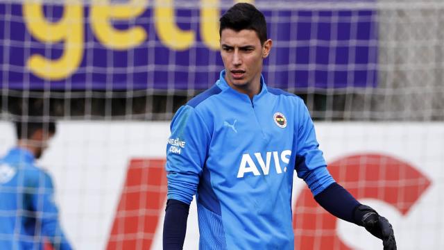 Fenerbahçede derbi hazırlıkları: Berke Özer antrenmana çıkmadı