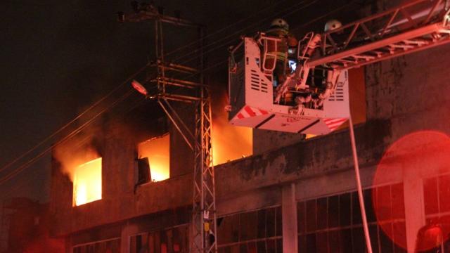 Hatayda yangın: Tamirhane kullanılamaz hale geldi