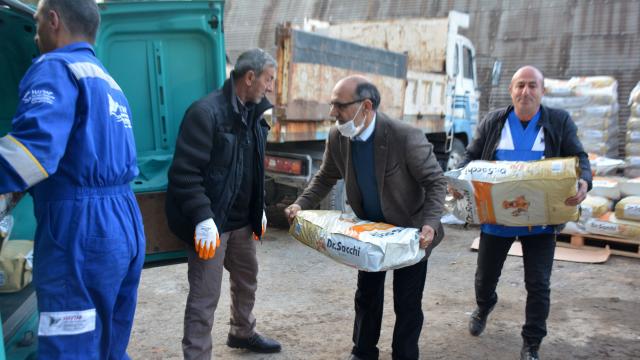 Sokak hayvanları için Tatvana 14 ton mama gönderildi