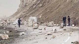 Erzurum'da 5,1 büyüklüğünde deprem: Hınıs kara yolunda heyelan