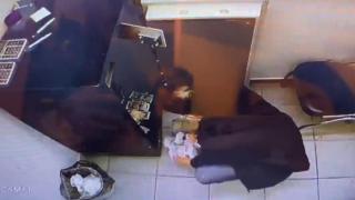 Çalıştığı döviz bürosundaki kasadan paraları çaldı