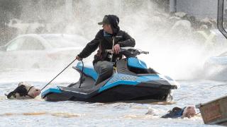 Fırtına mağduru inekler jet skilerle kurtarıldı