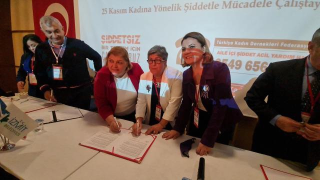 Şiddet gören kadınlar için rehberlik hattı