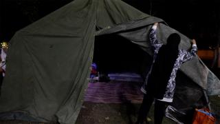 İsrail’in evlerinden çıkardığı Filistinliler çadırlarda kalıyor