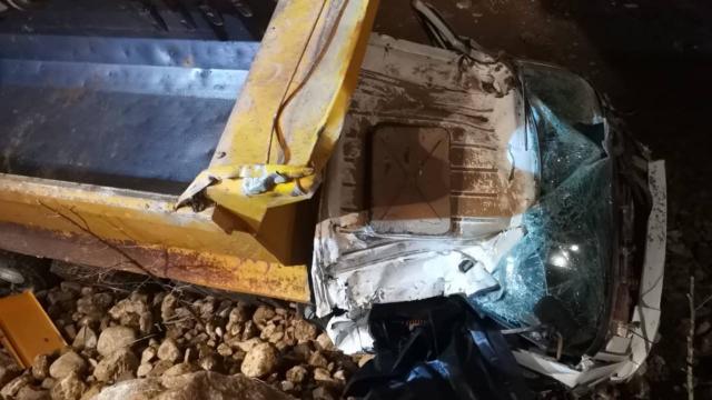 Kamyon yükünü boşaltırken uçuruma yuvarlandı: 2 ölü