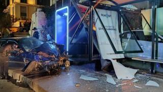 Çarpmanın etkisiyle savrulan araç ağacı ikiye bölündü