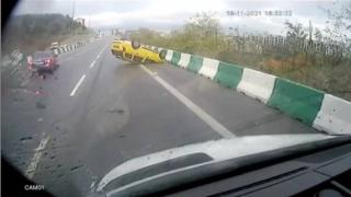 Bursa'da akılalmaz kaza araç kamerasına yansıdı