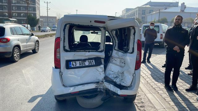 Kütahyada polis aracına çarpan motosikletteki 2 kişi yaralandı