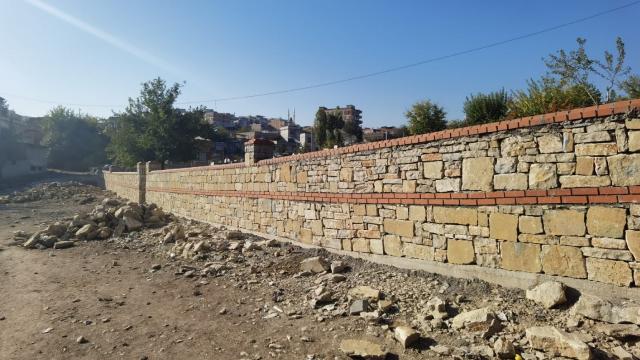Diyarbakırdaki mezarlıkların duvarları yenileniyor