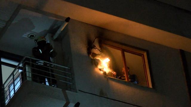 Evini yakmak isteyen kişiyi polis engelledi