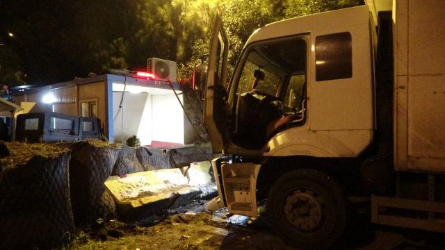Kamyon polis uygulama noktasına çarptı