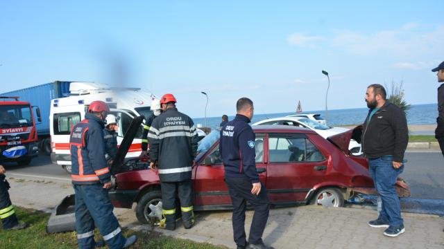 Orduda tırın çarptığı otomobildeki iki kişi yaralandı
