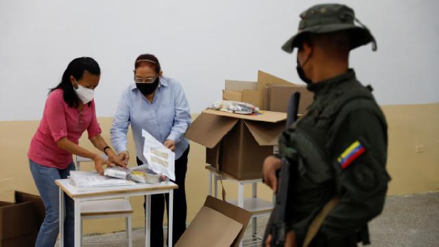 Venezuelada iktidar partisi 23 eyaletten 20sinde kazandı